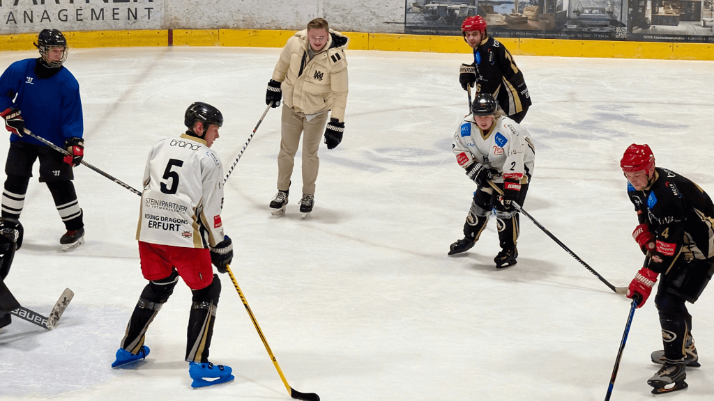 Teccis beim Eishockey spielen