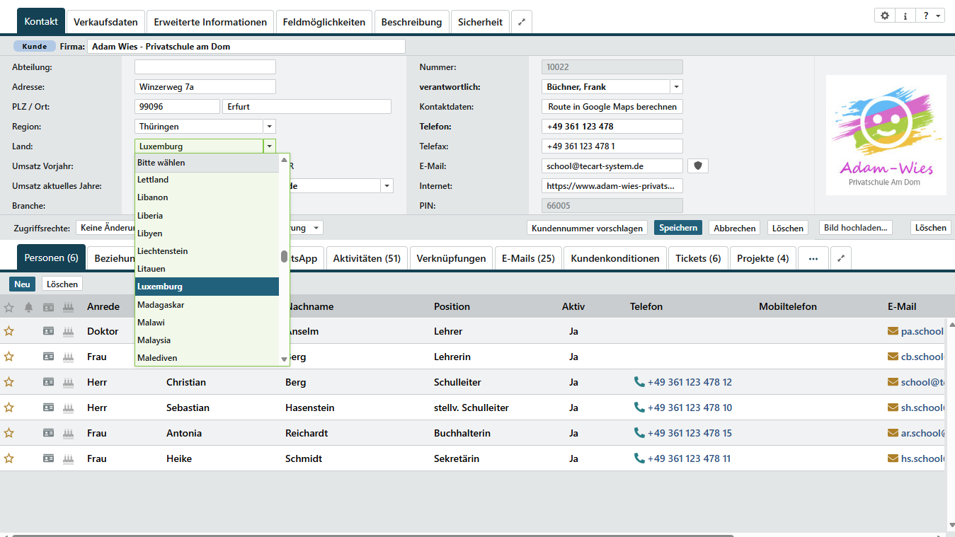 Kontakt im TecArt CRM mit geöffneter Länderauswahl, in der Luxemburg markiert ist.